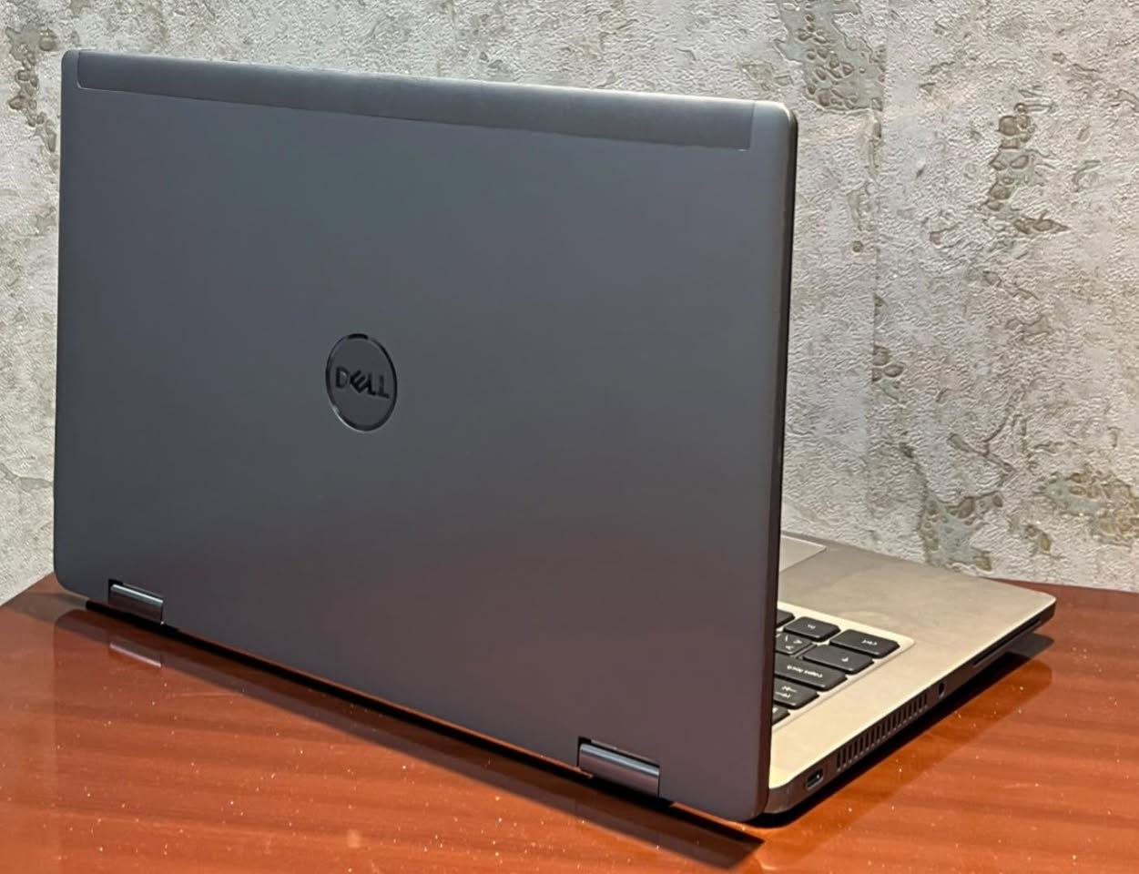 💻 لابتوب وبنفس الوقت آيباد! | Dell Latitude 7320 (2-in-1) 🔥
شاشة لمس وقلاب 360 درجة، بلمسة واحدة يتحول من لابتوب عملي إلى آيباد للدراسة والمشاهدة!
الجهاز بحالة الوكالة (جديد تماماً زيرو) وبسعر جداً مميز!
✨ المواصفات الأساسية:
 المعالج: Intel Core i5 (الجيل الحادي عشر) - أداء سريع وقوي جداً.
 الذاكرة (الرام): 16GB (سلاسة تامة بفتح البرامج بدون أي تعليق).
 الهارد: 256GB SSD (سرعة فائقة بفتح الجهاز وبلمح البصر).
 الشاشة: فول إتش دي (Full HD IPS) لمس قلاب، ألوان خيالية ومريحة للعين.
 كارت الشاشة: Intel Iris Xe Graphics (ممتاز للشغل والبرامج والألعاب مثل ببجي).
🛠️ الإضافات والمميزات:
 كيبورد ضوئي (ينور بالظلام).
 كاميرا ذكية مع غالق خصوصية يدوي (تقدر تسد الكاميرا بيدك).
 تصميم نحيف وخفيف الوزن وبطارية ممتازة.

💰 السعر: 450 ألف دينار (شامل التوصيل مجاناً!) 🚚
📌 الحالة: نظيف جداً بحالة الزيرو (شبه جديد).

📞 للحجز أو الاستفسار: راسل الصفحة مباشرة، أو اتصل بنا / راسلنا واتساب على الرقم:
*********** 📱
📍 التوصيل: متوفر وسريع لجميع المحافظات.
