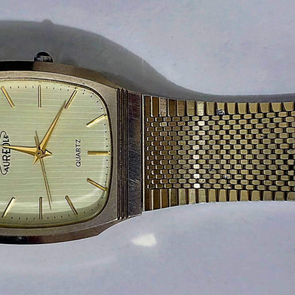 اوريول  سويسري Aureol 
قطر ٣١*٣٦ 
بلاديه بالكامل 
سير حصيره طلاء ذهب 
قطعه كلاسيكيه  جمال باللبس 
ماكنه طلاء ذهب مختمه 
دكمه زفير 
نظافه ممتازه


**إذا كنت صاحب هذا الإعلان وتريد حذفه لأي سبب، رجاءا أرسل رسالة إلى الدعم الفني**