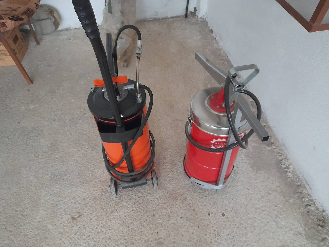 أدوات محل دهن للبيع 

للإستفسار  
***********
***********
