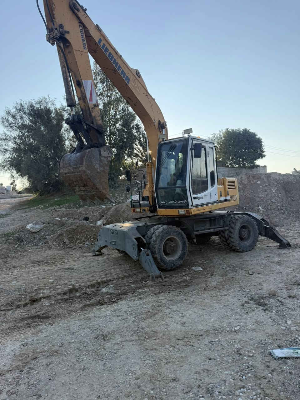 حفارة لبيهير حجم 900موديل2001مكفولة كفالة عامة رقم بغداد ابشرت تحويل سعر 250بي مجال مكان كلار ***********
