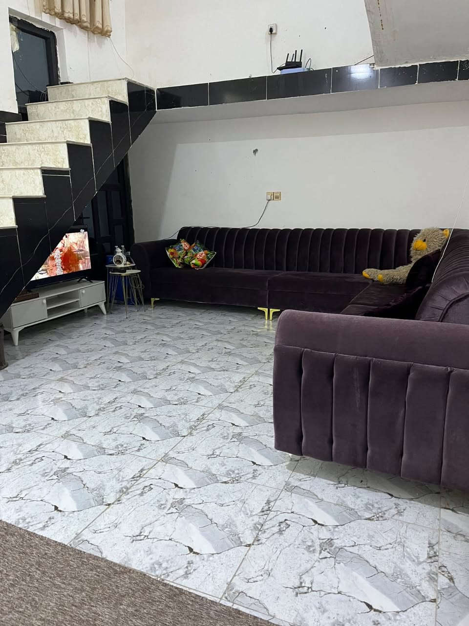 مساحة البيت 150
واجهه 6
نزال 25
عكاده يحتوي على طابقين
الطابق الاول صحيات داخليه وخارجيه مطبخ غرفه واستقبال وصاله
الطابق الثاني كامل هيكل كهرباء ومي ومجاري 
يحتوي على غرفتين وصاله وصحيات
السعر88 وبي مجال 

العنوان التقيه الثالثه مجمع الروان ( 0781 022 3310 )
