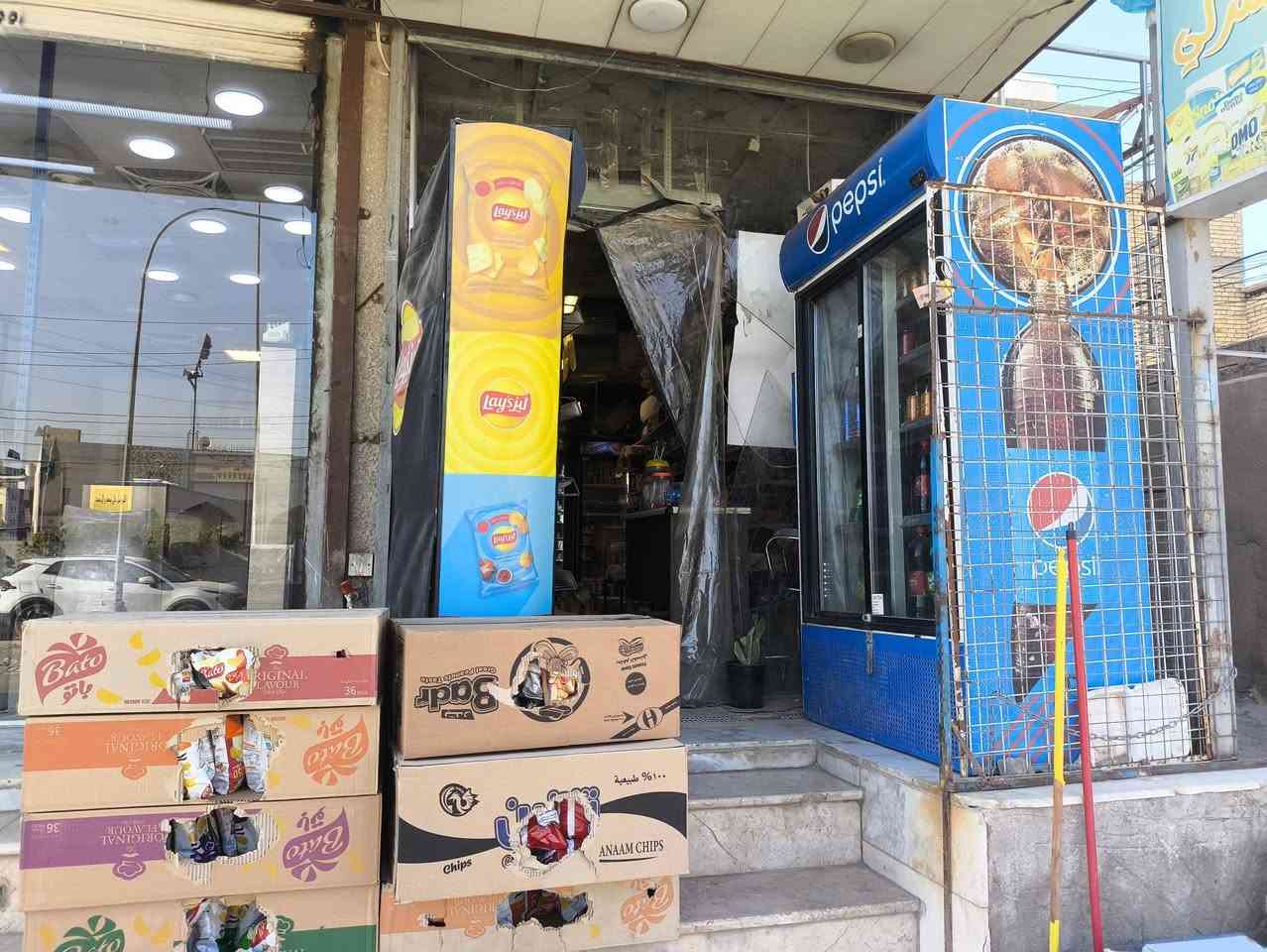 اسواق للبيع العنوان الشعب نهايت الفورتات مقابل الجامع المحترك الاسواق تحتوي على 6 عارضت و2 مجمدات العارضات 2 للشركه والباقي للسواق وسبلت ونضام كامرات متكامل الايجار 200 للشراي التواصل ع هذا الرقم***********
