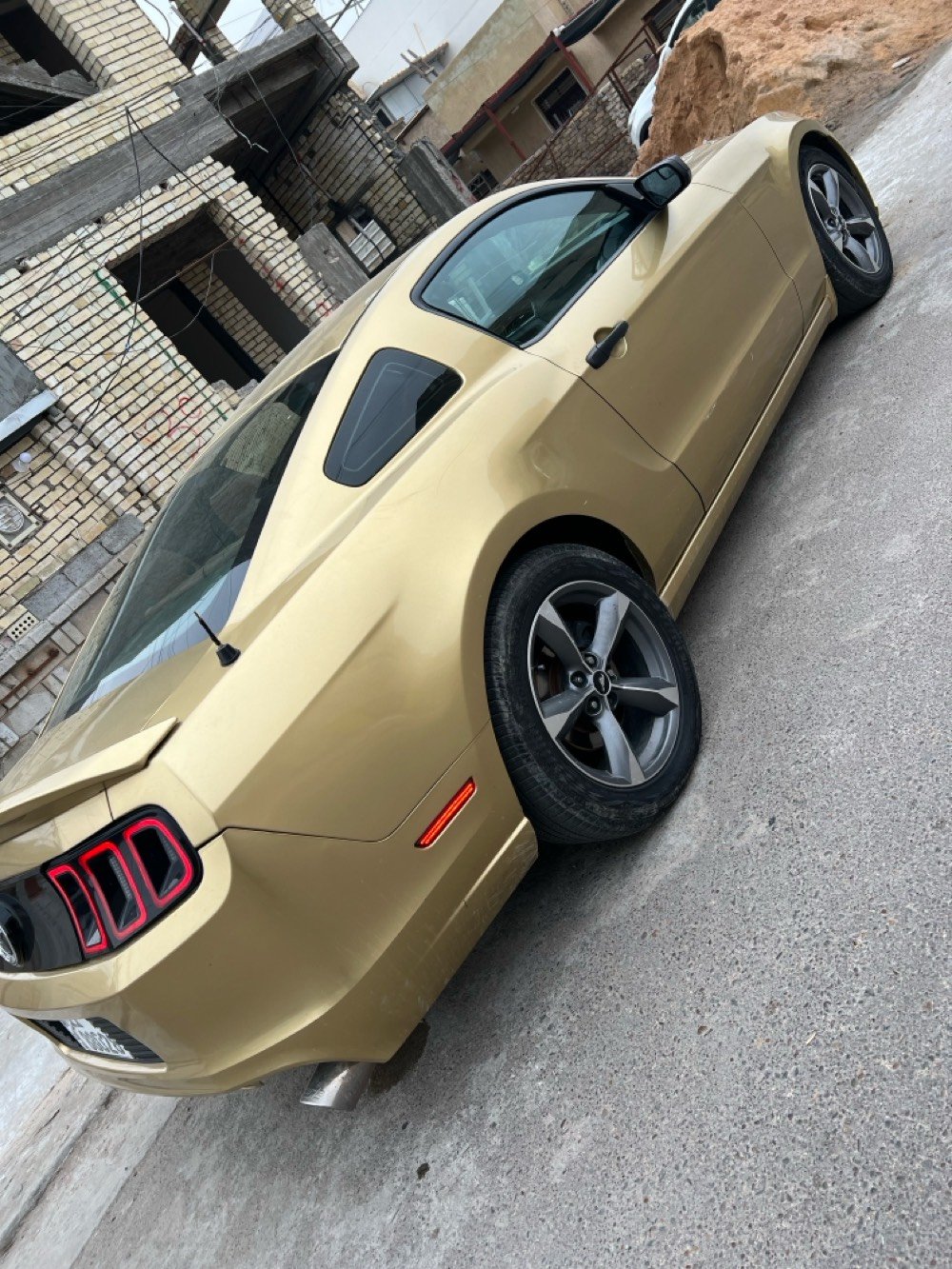 سلام عليكم سياره موستنك موديل 2014
نص موصفات القماره حديد 
كشنات كهربائيه وتغليف جديد 
مكينه 6 سلندر 
محرك گير مكفول 
السياره باسمي هزه جديده 
لونها البلادي ابيض غيرت لونها  ذهبي للجماليه 
حادثها خلفي فقط 
السعر 105 وبيه مجال حگ الجيه 
للتواصل
***********