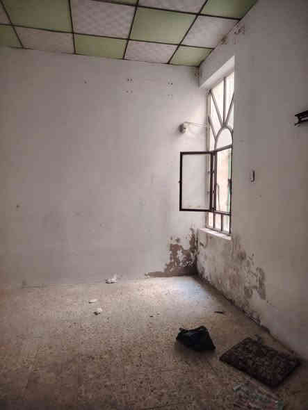 بيت للايجار 50م حي الوفاء قريب بنزين خانه طابق واحد 
يتكون من غرفه وصاله ومطبخ وحمام نظيف كاشي وسيراميك 
ايجاره 225الف للاستفسار ***********
