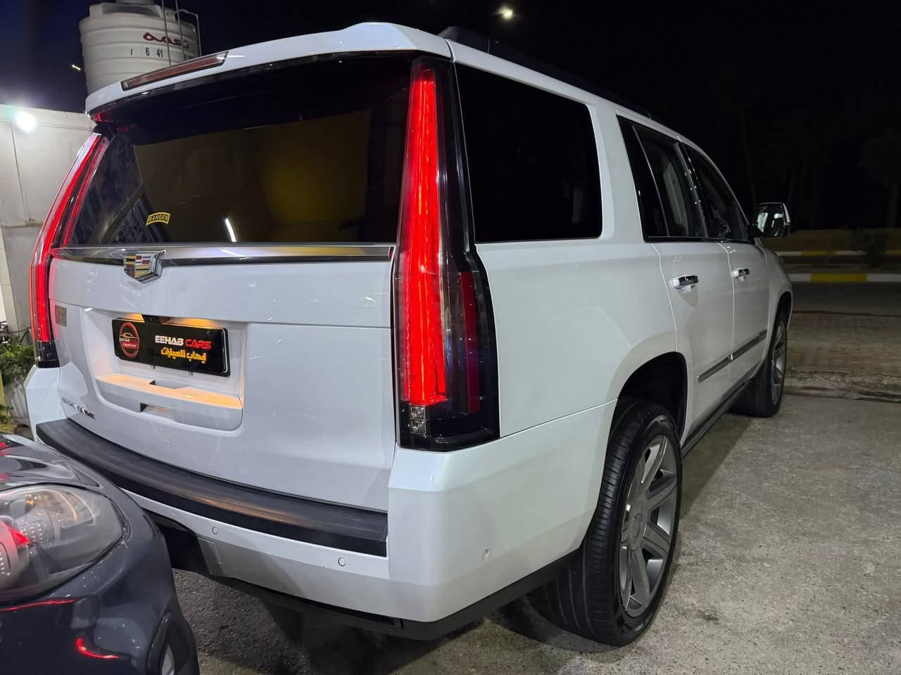 🌹 اللهم صل على محمد وآل محمد 🌹
نــــــوع السيــــارة : كديلاك _ إسكاليد _ بريميوم .لكجري 
المــــــــوديــــــل : 2019 .
لـــون الســـــــيارة : أبيض صدفي 
ألمسافة ألمقطوعة : 77 ألف ميل .
عدد الاسطــــوانات : 8 سلندر .
حجـــم المحــــرك : 6200 CC .
نـــــاقل ألحــــركة : أوتوماتيك .
نــــوع ألـــــــوقود : بنزين .
ألـــــــــــــــــوارد : أمريكي .
رقــــم اللوحــــــة : بغداد . 
المـــــــــقاعـــــد : جلد قرميدي .
فئـــــة الســـــيارة : SUV . 

ألمواصفـــــــــات : فول مواصفات ، فتحة سقف  ، بصمة تشغيل و بصمة ابواب ، نظام ترحيب ، صندوق كهرباء ، كاميرات عدد 5 والرؤية  360ْ ، كشن هزاز  ، شاشة كبيرة ، حساسات خلفية و امامية ، داتا شو لعرض معلومات القيادة على الجامة الامامية ، ميموري خزن كشن السائق ، كشنات كهرباء و مساج ، تدفئة وتبريد بالكشنات ، الصف الخلفي منفصل VIP ، شاشة ترفيه وسطية ، رادار امامي وجانبي وتحديد مسار وتنبيه الخروج من المسار ، قاصة ، عداد ديجيتال ، سايد بريك بصمة ، لايت اوتو وعدسات عدد 10 , لد نهاري ، كشافات ضباب امامية ، بگ لايت لد ، 7 راكب ، تبريد ثلاث قطعة ، يدات الابواب كروم مع لد ترحيب ، دوسات كهرباء ، مري كهرباء مع اشاير بألمري ، مري شفط ، تشغيل عن بعد، فور ويل درايف ، تدفئة المقود ، التحكم بدواسة السكليتر والمكابح كهربائياً ، تطعيم الداخل صاج ، شاحن تليفون وايرلس ، سستم صوتي نظام BOSE ، ويل كب كروم . 

الملاحظـــــــــات : وارد امريكي حادثها باب وجاملغ خلفي صور الحادث من ضمن الصور 
ألـــــــسعـــــــــر : 375 بي مجال للطيبين 
للأتصــــــــــــــال : ***********/ ***********
