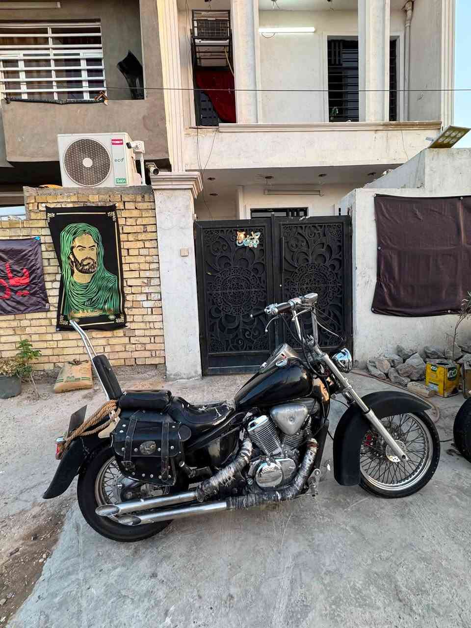 السلام عليكم.. دراجة هارلي كروز كاستم شوبر نظيفة جداً وجاهزة مال جناي
الدراجة هوندا ستيد بمحرك V-Twin بلادي، تبريد ماء، محرك نشط وقوي جداً وصوته نغمة ونظيف ما مفتوح. كهربائياتها كلها شغالة وكاملة وسلفها شغال من أول دكمة وما تحتاج أي مصاريف.
الدراجة معدلة بالكامل ومتعوب عليها:
 ستيرن (مقود) عالي ستايل شوبر أمريكي مريح جداً بالخطوط والسياقة.
 صلاصل (إكزوزات) معدلة ومغلفة بالكتان الحراري لحماية السائق والمظهر الرياضي.
 مضاف لها جنطة جلد جانبية (سراج) كلاسيك ومسند ظهر خلفي للمقعد.
 ويلات سيم بلادية نظيفة مع تايرات بحالة ممتازة وجاهزة للتجوال.
السعر قفل: مليون و500 ألف دينار عراقي (1,500,000 د.ع
المكان: بغداد.
للتواصل والشراء يرجى الاتصال على الرقم
 ‭***********‬

