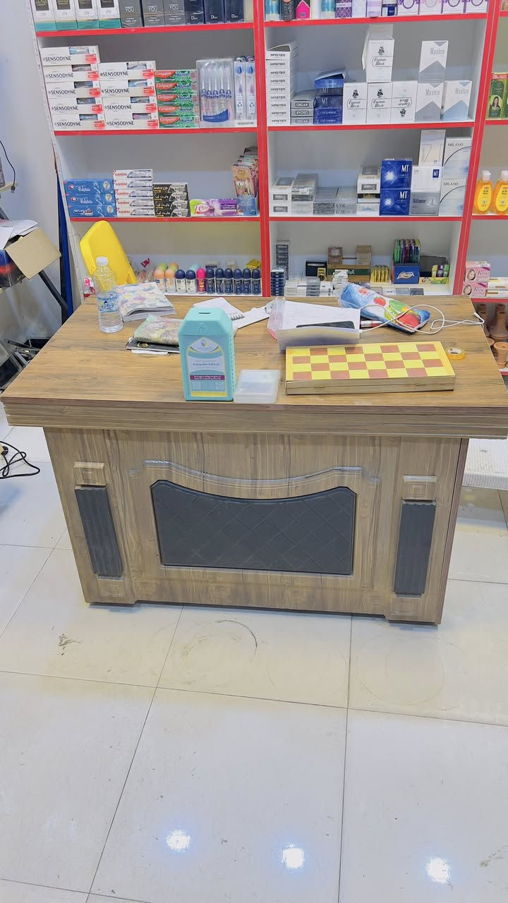 ميز مكتبي للبيع بسعر مناسب جدا للتواصل واتساب *********** عنوان حي اور
