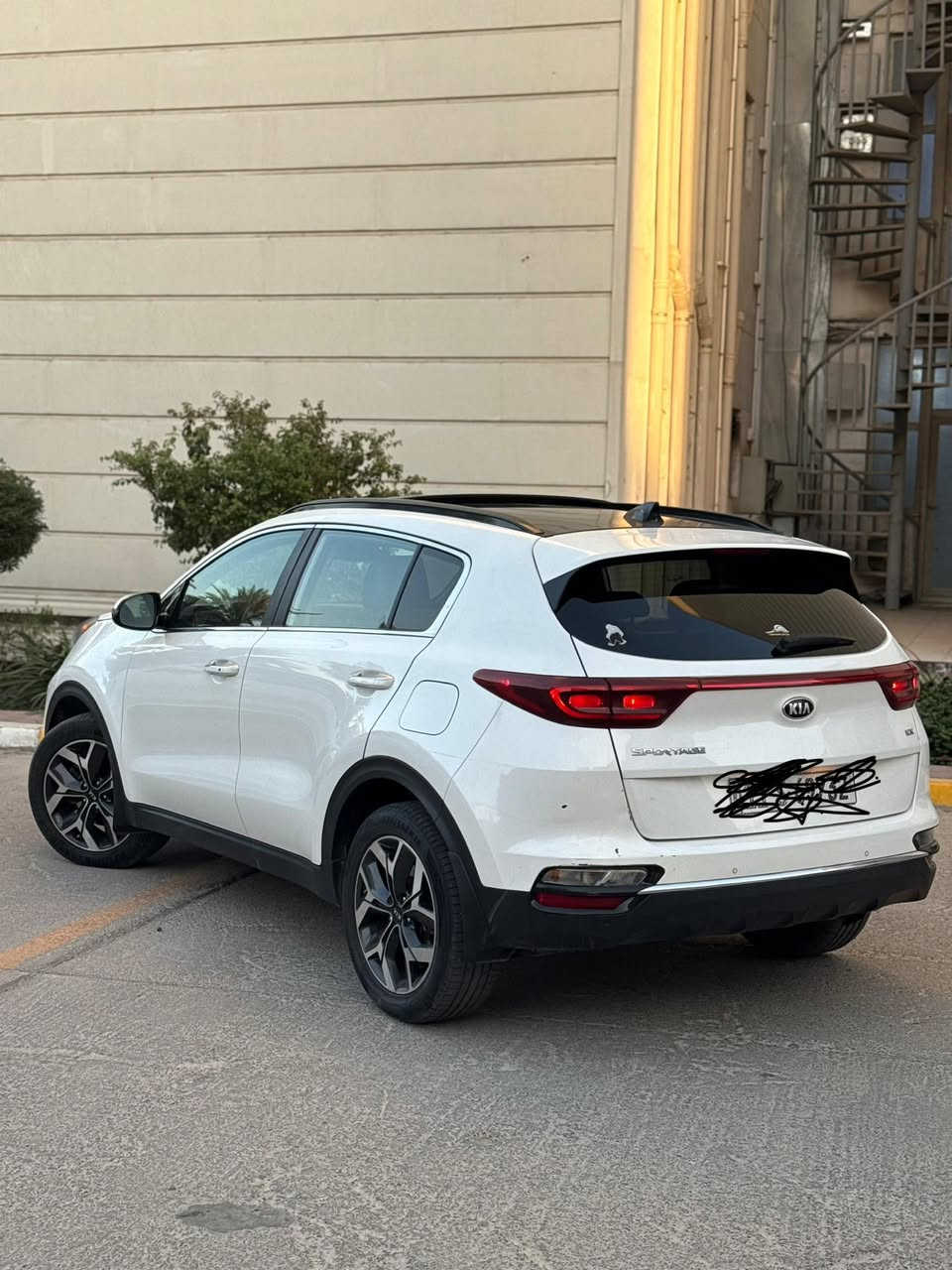 كيا سبورتج  sx  فول مواصفات  اعلى فئه موديل 22. ماشيه 55محرك 2400
GDi
صورة الحادث موجوده والسونار مال مندلاوي موجود بالمنشور  
تبديل جاملغ اصلي نفس اللون يعني السياره بدون صبغ   بيها بارد اباب الصدر 
مكينه وكير كفاله  من الفتح  السعر 180 وبيها مجال بسيط 
بأسمي رقم دولي مكاني بغداد الشعب 
الاتصال  *********** بي واتساب
