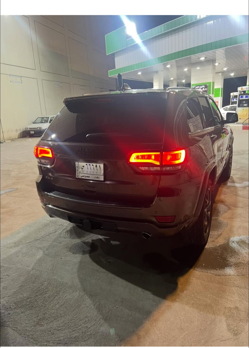 جيب امريكي 2021 سيارة فول هذه السيارة هي جيب جراند شيروكي (Jeep Grand Cherokee)، وتتميز بلونها البني المميز وواجهتها الأمامية ذات الشبك الأسود.تتوفر هذه الفئة بمحركات 6 سلندر وتأتي بمواصفات مثل الشاشات الكبيرة ونظام الدفع الرباعي في العديد من الموديلات.تظهر السيارة في الصورة بلوحة تسجيل عراقية (بغداد) ويُرجح أنها مستوردة. السعر خاص مازنجر


**إذا كنت صاحب هذا الإعلان وتريد حذفه لأي سبب، رجاءا أرسل رسالة إلى الدعم الفني**