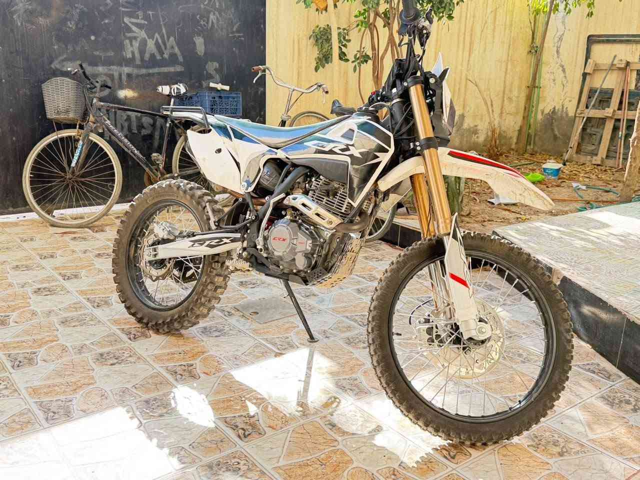 دراجه crx
زيرو زيرو  كلش عل سحك ماشيه 100 
 
دراجه هاون مع العلم بعدها فترت سحك اذا تسحكها مضبوط تزيد قوتها
  
كفاله كفاله كفاله كفاله من التاير للتاير   اي نقص مابيها كلها شغاله 

دراجه مامغسوله ابد 

تجي وتشوف اي برغي مفتوح بيها يرجع لا تايرات لا براغي  كلشي بيها مامفتوح ابد
 سعر 1300 بيها مجال قليل قليل جدا 

 رقم ***********  موجود واتساب وخاص
