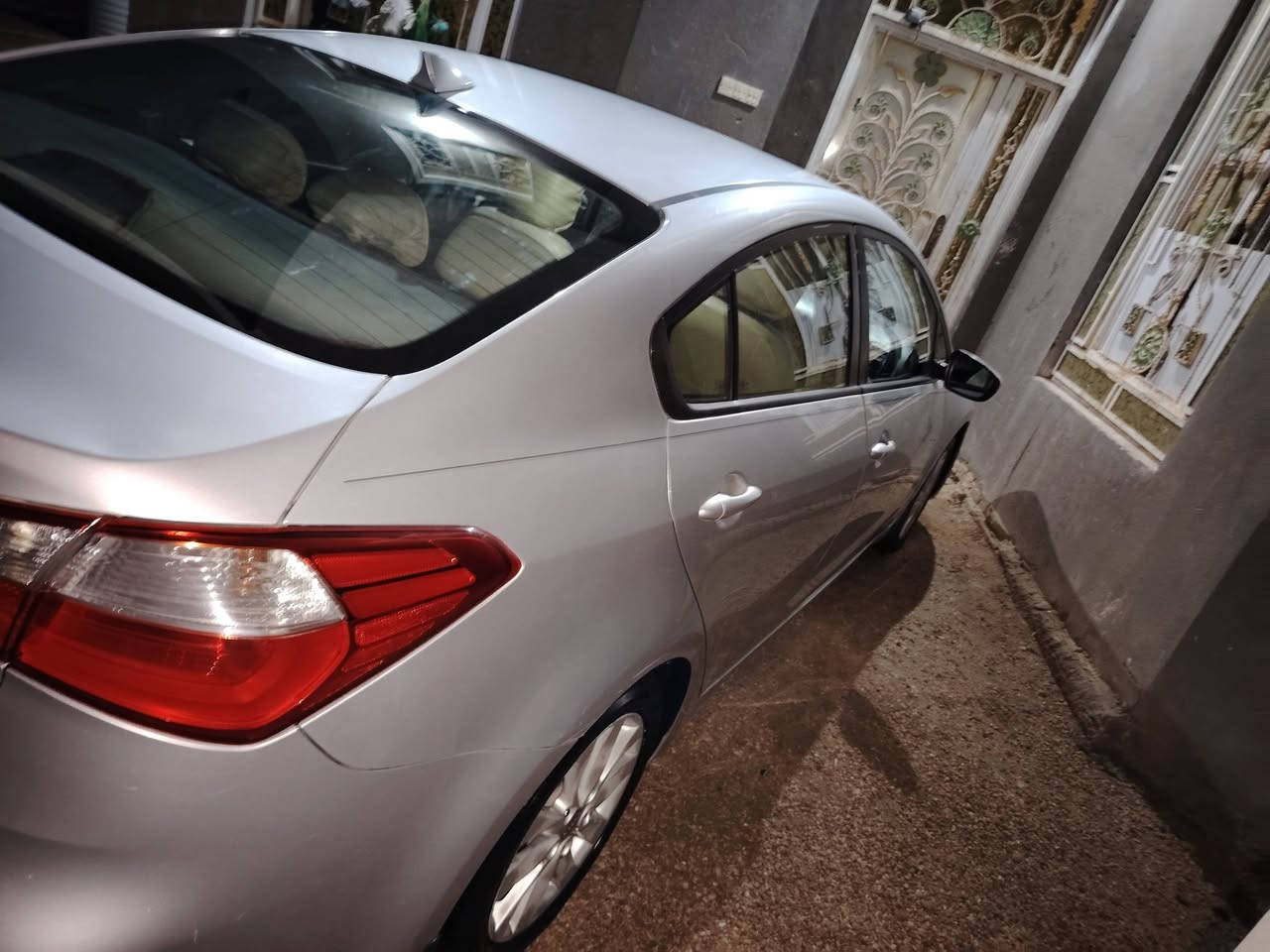 السلام عليكم اخوان سياره فورتي 2016 حره رقم مثنى بسمي السياره جديده كلش ماشيه 144 محرك 2000 دوش كير محرك تخم تاير تبريد سياره ما ناقصه شي السياره شاشه ايباد بيع او مروس السعر ١١٨ وبيه مجال مكان السماوه ***********
