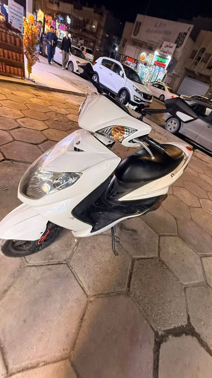 سلام عليكم دراجة سكنس فحل نوزل نضيفة كلش مال رمبة عله ايدي كلشي مملعوب بيها كهربائيات كلها شغاله ماشية 11الف مكاني بغداد الاعظمية شارع ضباط رقم ***********
