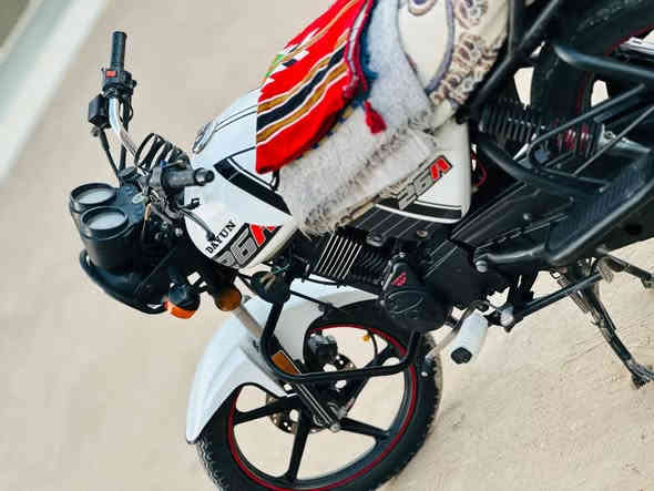 دايون نفخ لون أبيض موديل 23 محرك 150 الدراجه حلوه وخير من الله كفاله عامه نعومه  ومعدل خير من الله جاهزه من كلشي ماعايزه برغي السعر1650 وبيها مجال المكان طويريج السياحي ***********
