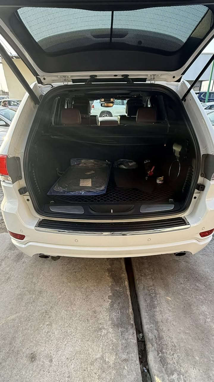 السلام عليكم....
جيب كراند شيروكي خليجي (اوفرلاند )
الموديل : 2021 (خليجي )وكالة هارلم.
العداد : 50 الف 
المحرك : 6سلندر 3600
الرقم  : اربيل بأسم الشركة 
اللون : ابيض ناصع .
....
السيارة مغلفة سيستم ppf 
سياره مكفوله كفاله عامه من الدعامية للدعامية 
على بلاد الشركة وعلى الفحص .
نظافة السيارة100  ب100
(السيارة وكالة هارلم )
........
* المواصفات :
* .......
* سقف بانوراما 
* دفع رباعي 4x4
* شاشات خلفية 
* مشغل اقراص (CD/DVD)
* نظام التعليق الهوائي (چكات) 
* داخل جلد قرميدي 
* رادار امامي تفاعلي 
* رادار خلفي 
* تحذير الخروج عن المسار 
* نقطة عمياء 
* فرش المقاعد من الجلد . 
*صفي المقاعد الأمامية كهربائية .
* ذاكرة لحفظ وضعيات الجلوس ( ميموري) . 
* صفي المقاعد الأمامية مع تبريد وتدفئة . 
* صف المقاعد الخلفية مع تدفئة . 
* ويل مروم قياس 20 انج .
* مقود السائق كهربائي . 
* تدفئة ستيرن . 
* دخول ذكي .
* شاشه كبيرة 8.4 انج .
* نظام الملاحة (GPS. 
* نظام خاص للطرق الوعرة . 
* مصابيح امامية زنون . 
* المصابيح الأمامية مع LED لايت . 
* كشافات ضباب بروجكتر زنون . 
* تشغيل عن بعد .
* صندوق كهربائي 
*  حساسات أمامية . 
*  حساسات خلفية .
* كاميرا خلفية .
* بخاخ ماء لتنظيف المصابيح الامامية .
* مرايا بخاصية التعتيم الذاتي . 
* مرايا جانبية قابلة للطي . 
* بلوتوث تلفون . ؟
* محدد سرعة . 
* نظام ايكو اقتصادي.
*نظام سبورت .
*نظام مانع انزلاق.
* نظام تشغيل واطفاء اوتماتيكي للمحرك . ( Auto Start System ) .
* نظام بريك اوتماتيكي ( Auto Break System ) .
* ............
السيارة بيها طخم تاير جديد بريجستون اصلي حدادية جديدة 
مابيها دينار مصرف 
........
مكان السيارة / البصرة 

السعر  : 355$ مع المجال القليل 
بيع او مراوس 355 ورقة 
***********
