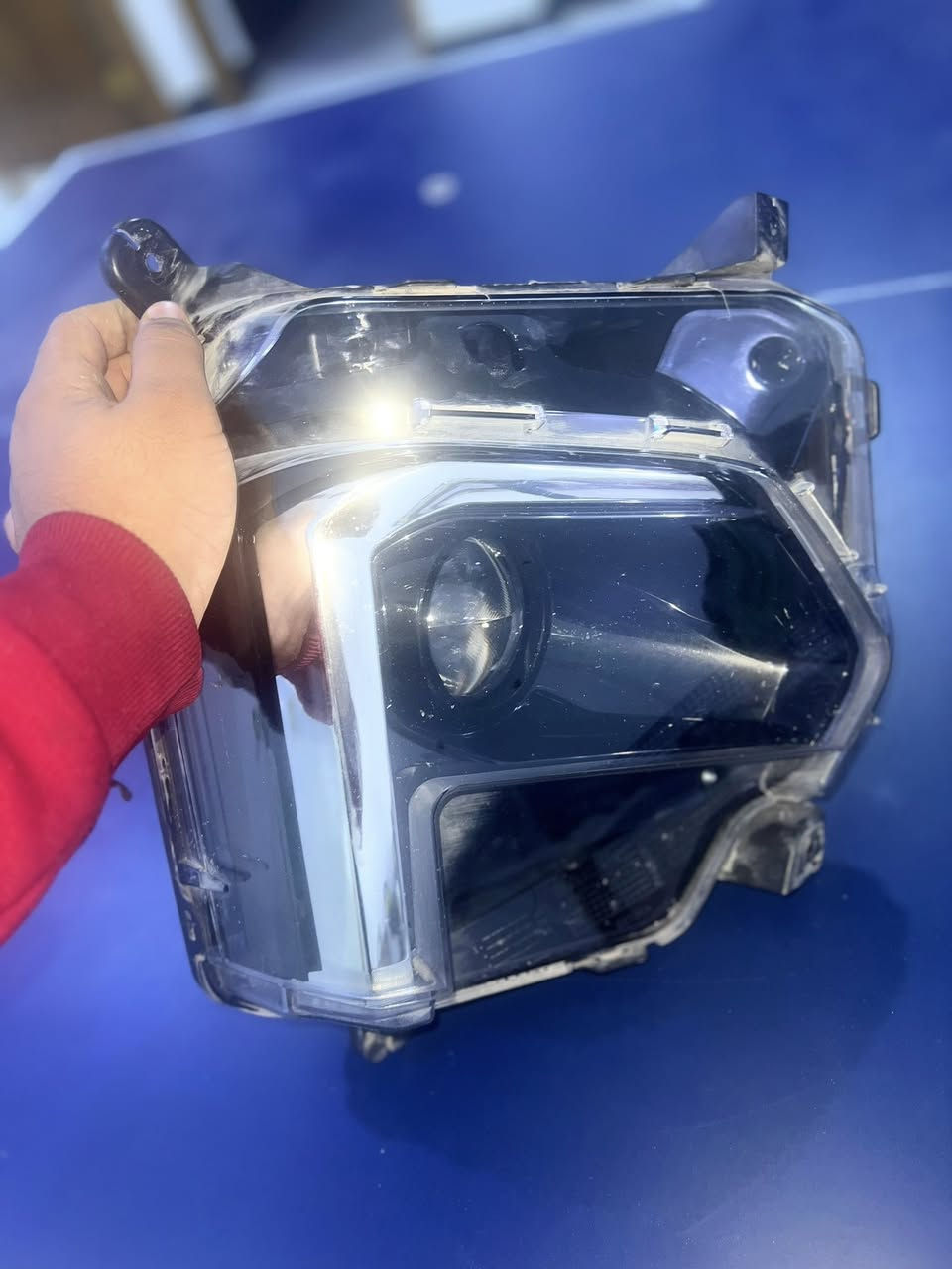 السلام عليكم "للبيع: لايت شيفروليه ترافيرس 2023البلادي مال السياره شغال 100‎%‎
الجهة: أيمن (يمين الراكب)

المواصفات: أصلي، نظيف جداً، خالي من الكسر والعيوب تماماً.

السعر: [180دولار ] (قابل للتفاوض البسيط للصامل).

للتواصل: [***********]"
