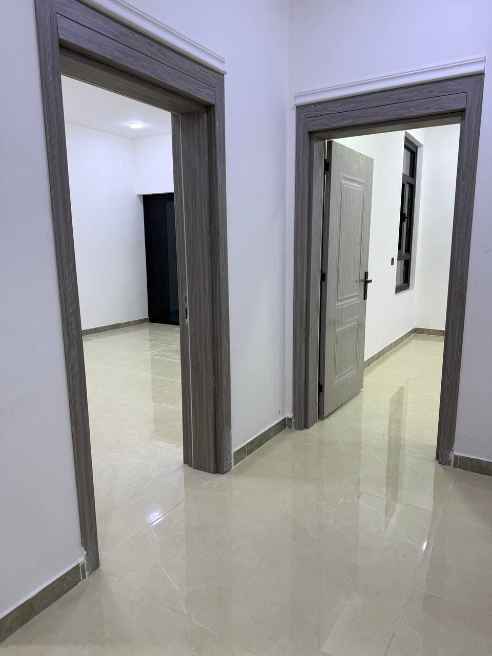 شقة للايجار مساحه ١٤٠متر مربع تحتوي غرفتين نوم واحد ماستر ومطبخ كبير واستقبال ضيوف ورسبشن في منطقة الحارثية محلة ٢١٣ شقة طابق اول زيرو غير مسكونه سابقاً البناية تحتوي مصعد وكهرباء خصخصة . 
***********
