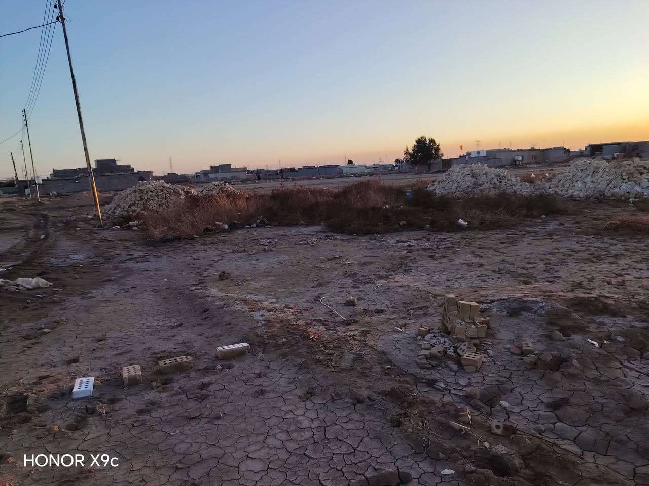 سلام عليكم ورحمة الله وبركاته قطعت ارض البيع بشارع مدرس التراث الهليه مساحت القطعه 400متر خط ثالث رقم صاحب القطلع اليحب يتواصل وياه اني مكلف بل نشر وغير متواجدين عل فيس ***********
