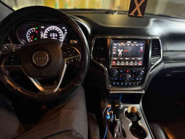 السلام عليكم الوحش الامريكي للبيع جيب مديل 18 فئه S طبعآ غنيه على التعريف فئه S 
رادار 

حساسات 

جكات 

شاشه جبيره 

فتحه سقف 

الكشنات جلد 

وهواي موصافات بيها اذا اكعدد اسولف متخلص وماريد اطول عليكم

السياره كامله من كلشي شغل وطلع وين متريد 

حادث السياره جاملغ وبنيد ومبدلات نفس الاون اصلييات السياره مابيه لا لغد ولا شاصي ولا ايشي  كفاله

سعر السياره 235$ 

اي ستفسار ***********
