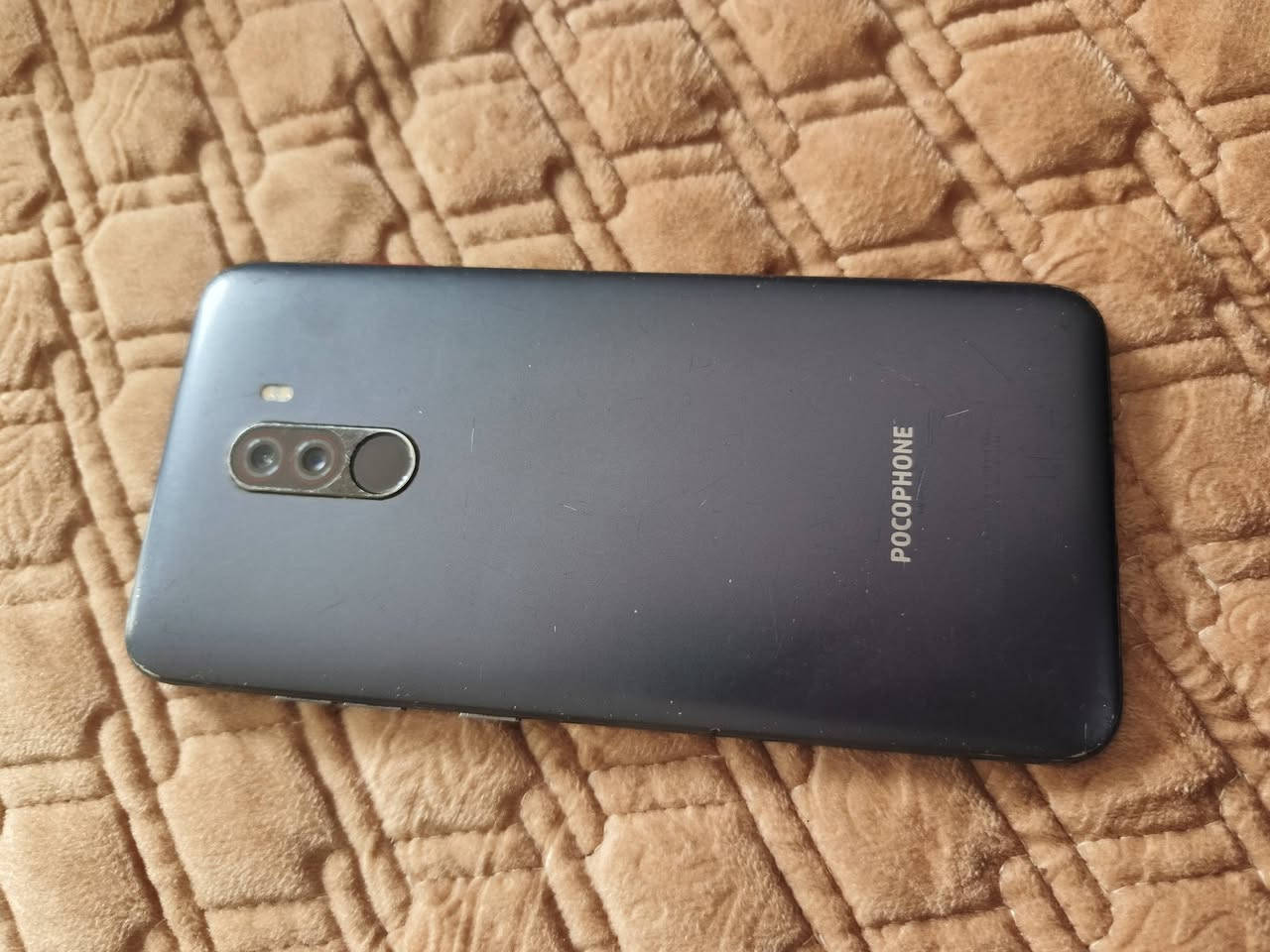 سلام عليكم
بوكو F1
نضيف فقط هاي الضربه لي بالشاشه و الفطور
كامرات شغاله
صوت عالي و واضح
انترنيت زين
لمس سريع
شحن سريع
ما يصرف شحن
ذاكره 128 
عشوائية 6
بوبجي 40 فريم
اندرويد 12 

سعر 45 وبي مجال قليل 
مكاني كوت الخاجيه
خاص مفتوح

***********
