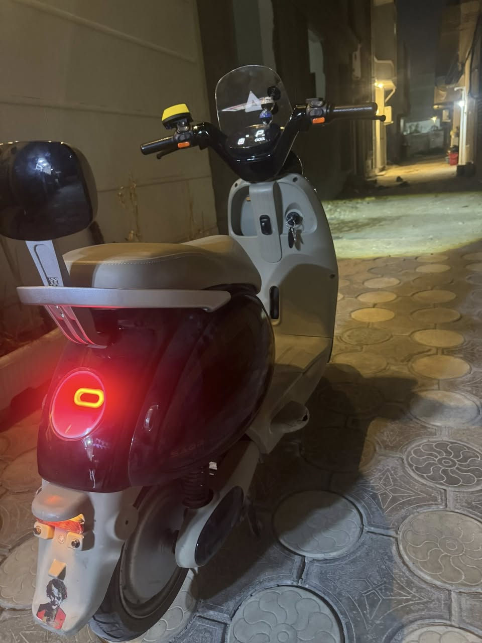 دراجه شحن فول مواصفات اربع بطاريات 🔋 الدراجه نضيفه 100‎%‎ مصاله شهرين يمي تشغيل عن بعد جهاز حمايه من السرقه قفل ستيرن اشاير يمنه يسره لايت عالي ناصي سويج وبصمه دبل هوران هورنات ثنين 3سرع بيه نضام البارك ستاند جانبي وتعليك مخزن جوه الكشن مساحته جبيره شاشه تقره العطل اي عطل بل دراجه يضهر بل شاشه نوع العطل بيه بلوتوث تكسي ويجي وياه بصمات العد 2 وسويج العد 2 الدراجه سعره600 وبيه مجال الرقم‬ ***********
