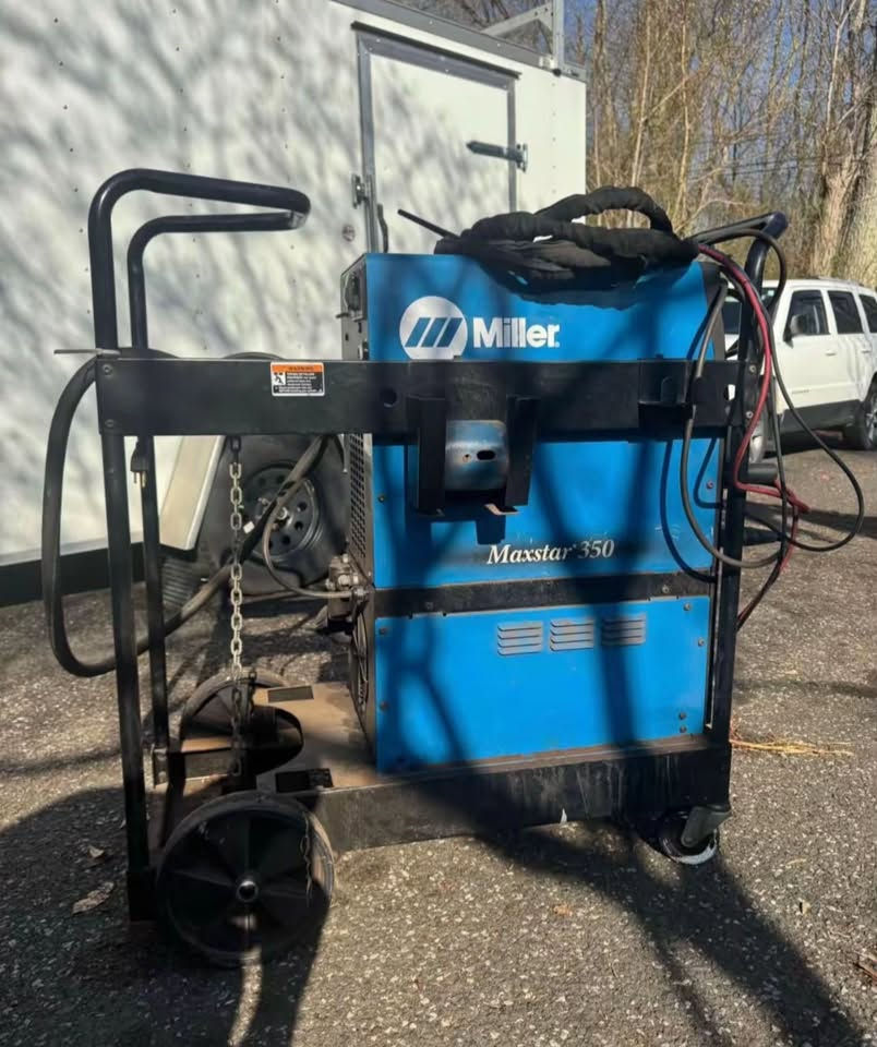 ماكنة لحام من نوع Miller Maxstar 350، وهي مصممة خصيصاً للحام TIG و Stick بدقة عالية.تتميز الآلة بواجهة تحكم رقمية تتيح ضبط معايير اللحام بدقة وتأتي مثبتة على عربة متينة لسهولة التنقل في مواقع العمل.تستخدم هذه الماكينات بشكل شائع في المشاريع الصناعية الكبيرة مثل خطوط أنابيب الفولاذ المقاوم للصدأ (ستانلس ستيل) لضمان جودة لحام ممتازة.
للتواصل (***********)
