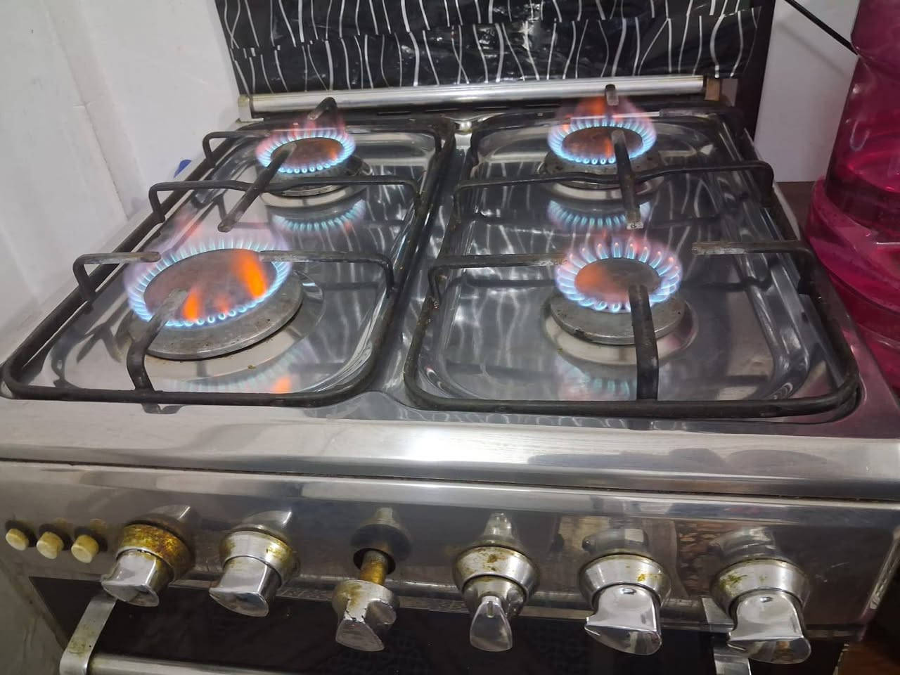 طباخ يونيون اير السعر ١٠٠ وبي مجال بسيط
*********** واتساب فقط
