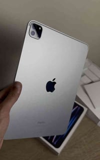 ايباد 11 برو M2  الذاكرة : 128 بطاريه 94  السعر :720 قفل غير قابل للنق...