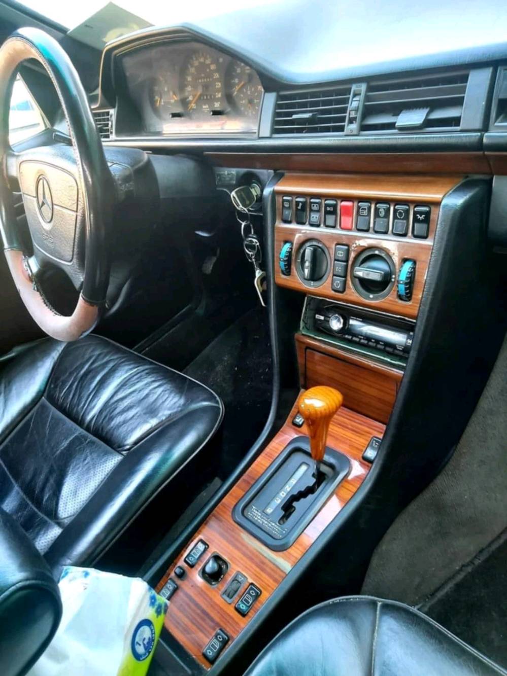 بيبي شبح موديل 92 رقم بغداد سنويته للشهر 11 مكينة وكير خير من الله تدفئة تبريد كله شغال بردة خلفية شغالة حتى التجوات الخلفية شغالة أريل ينزل ويصعد ويا السويج
تخم سماعات مع دمام خلفي منضومة لايت زنون شمسية كاملة فتحت سلايد طكيتن شغال أدامة كاملة على المكينة حتى امصور التفاصيل كاملة صدر امامي وخلفي كله جديد تخم تاير مع باتري جديد 
تحويل مباشر بأسم ولد صديقي السعر ب 88 وبيه مجال العنوان ديالى الغالبية قرب محطة تعبئة وقود عين الشمس للأستفسار ***********