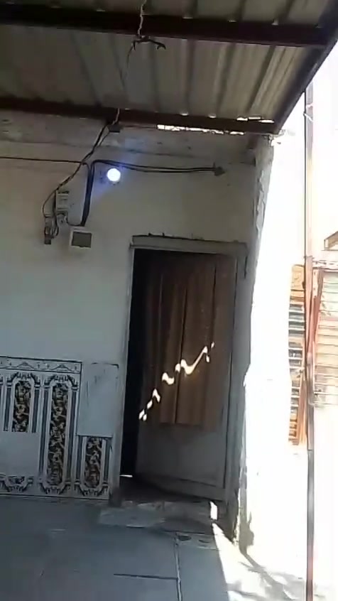 بيت المساحه 300 متر *********** الشارع مالته تبليط كامل الخدمات  اني مكلف بل نشر اتصل واتساب وجودين

