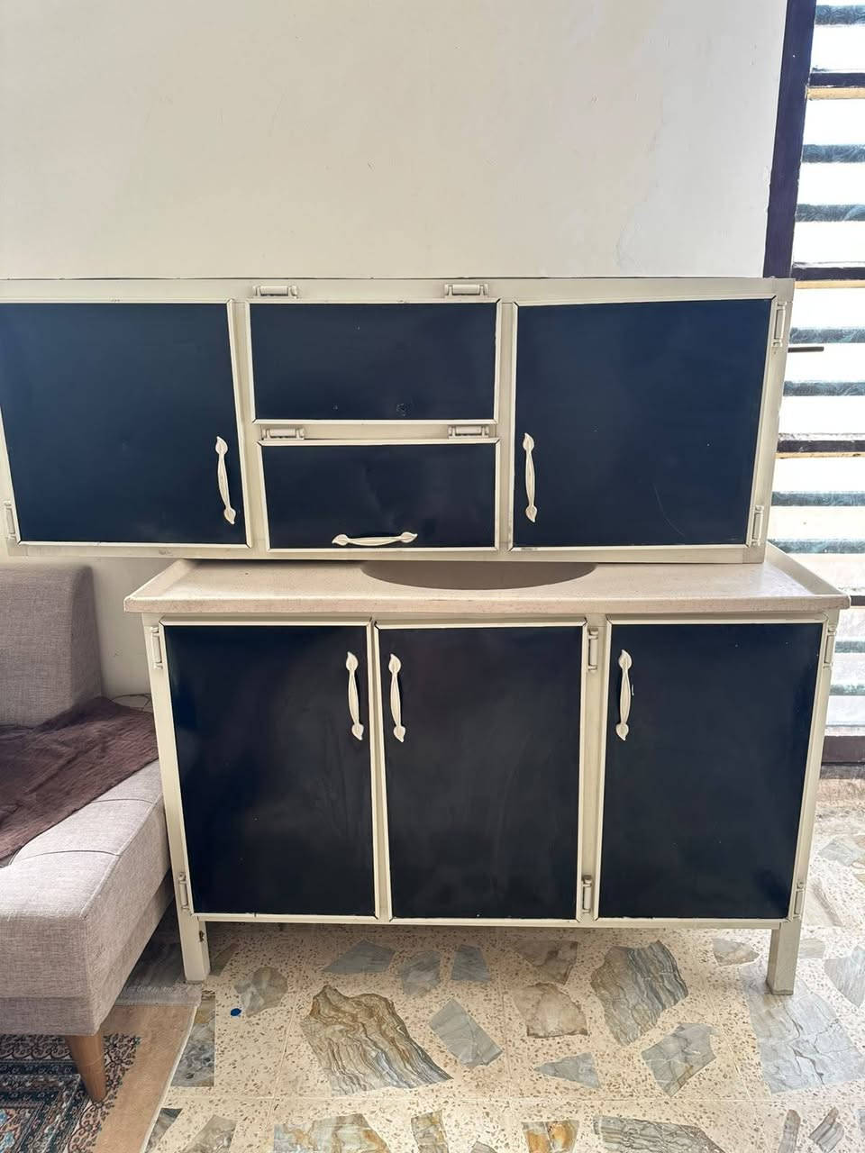 للبيع كاونتر قياس متر و ٢٠ والملحق متر و ٦٠ مكاني بغداد التاجي 
السعر ١٢٥ 
رقم ***********
