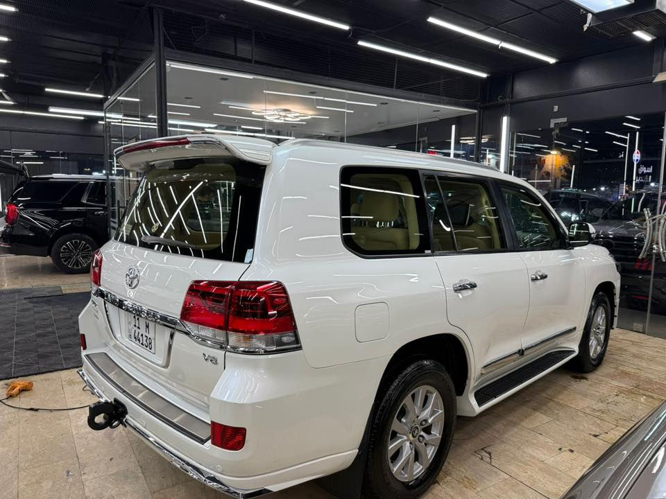 لاندكروز GXR V6 وايت أدشن 2017.
ضمان شركة SAS باب أول.
ماشية ( 100km الف) فقط.
السيارة على حالة الوكالة موضح بالصور.
مكينة كير صدر بدي كفالة عامة
على حالة الزيرو.
فول مواصفات.
سونار جديد عندي.

رقم بغداد تحويل مباشر.
الموقع بغداد. زيونة.
للأستفسار اكثر الاتصال او مراسلة واتساب:-

***********
