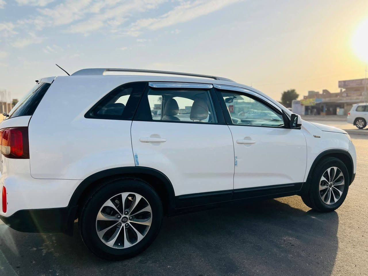 سورنتو ١٣ شكل ١٤
خليجي ٧راكب
 ٦سلندر
 سعرها ١٨٥ .بيها مجال قليل مكلف بل نشر ***********مكان السياره بيجي
