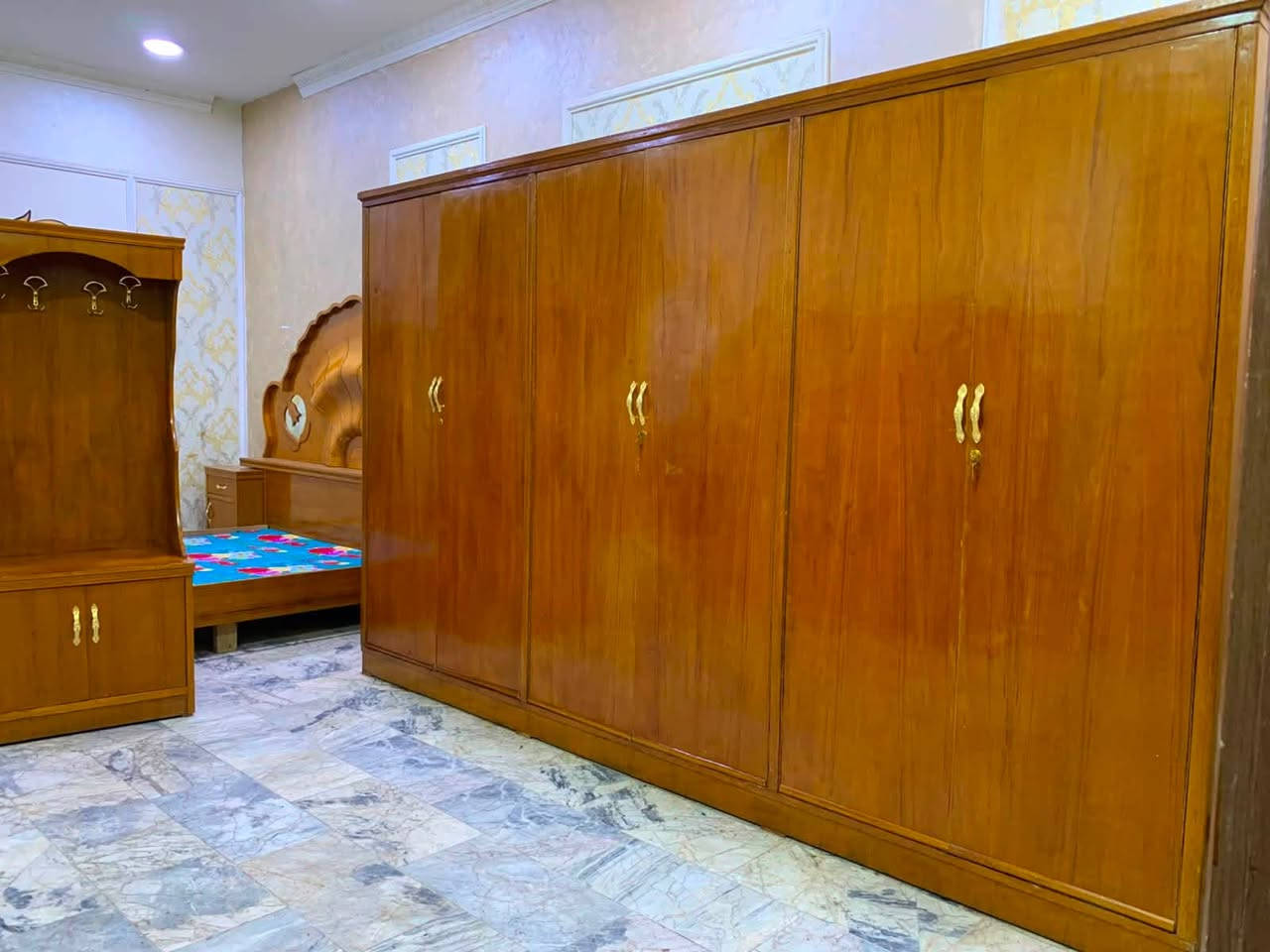 السلام عليكم ورحمه وبركاته من رخصت مدير المحترم  الغرفه نوم سته بيبان ضهر جرجوبه الغرفه حيل ثكيله  صاج تزكام درجه اولى خشب ثقيل داخل وخارج صاج نضافتهه 100‎%‎ اي ضرار مابيه السعر 500 نهايته   السبب البيع انتقال الى مكان اخر رقم هاتف *********** بغداد مكلفه بالنشر اتصال عل رقم فقط
