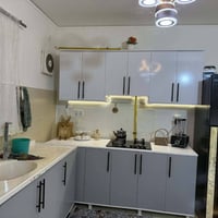 كاونتر خشب • طباخ شغال • نظيف