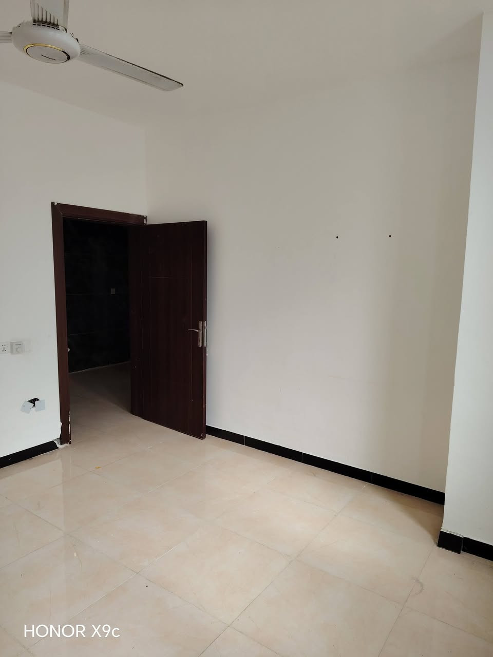 تحيه طيبه لمتابيعنا الكرام 💠
متوفر دار سكن للبيع مجمع اللولوه قرب الفلكه ثاني واحد بصف ركن دار٢٧٩
بناء حديث مساحته ٢٠٠م
طابقين......
الطابق الاول......
طارمه
غرف نوم١
استقبال
صالة
مطبخ حار وبارد ٢
صحيات داخلية وخارجية ٢
تهويه
مخزن
الطابق الثاني......
غرف نوم ٢
صالة
صحيات 
سطح ٢
للاستفسار مراجعه مكتب ابو سلام للعقارات سماوه حي الصدر قرب فلكه ساعه مقابيل مطعم دجله...... مطلوب ١٠٨مليون و٧٥ مليون بيد راعيه 
واتساب ***********
اتصال ***********
