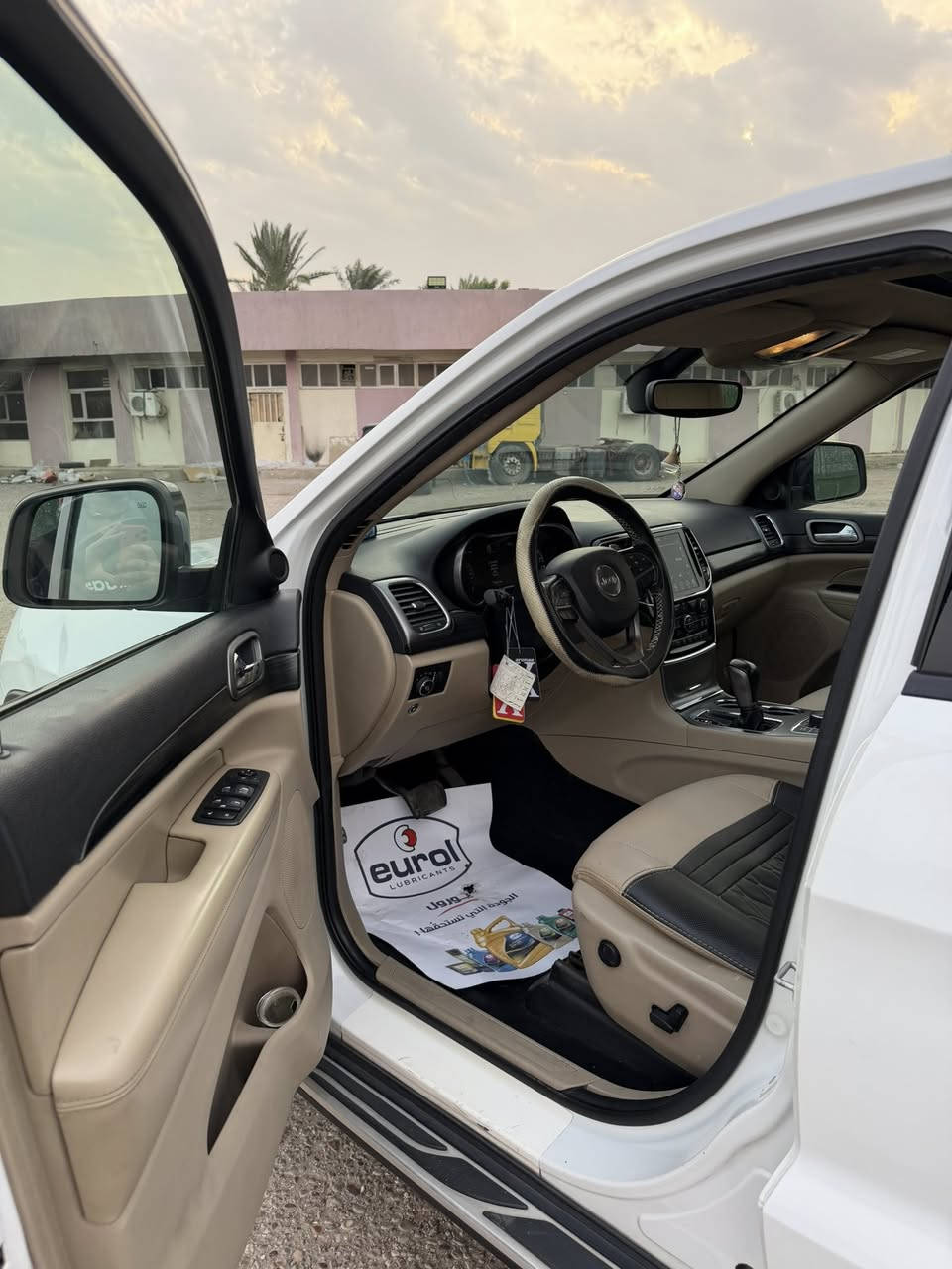 جيب خليجي بلاك توب 2019 فول مواصفات
كشات جلد 
فتحة سلايت
حساسات رادارات
محرك 6 سلندر 3600 ‎ 
ماشية 76 ميل
‎ حساسات امامي خلفي اصل 
كاميرا خلفية دوارة مع الستيرن 
 ‎ اشارات بالمرايا الجانبية 
مرايا جانبية شفط ‎
كشنات تدفئة
كشنات كهربائية
ماوس تحكم قيادات 
 
وباقي الموصفات المعروفة

بيها صبغ بالباب الخلفي عكس السايق 
بدون اي دواخل بدون ايرباك 
سيارة نظيفة كلش 
مكان السيارة بغداد العامرية
***********
