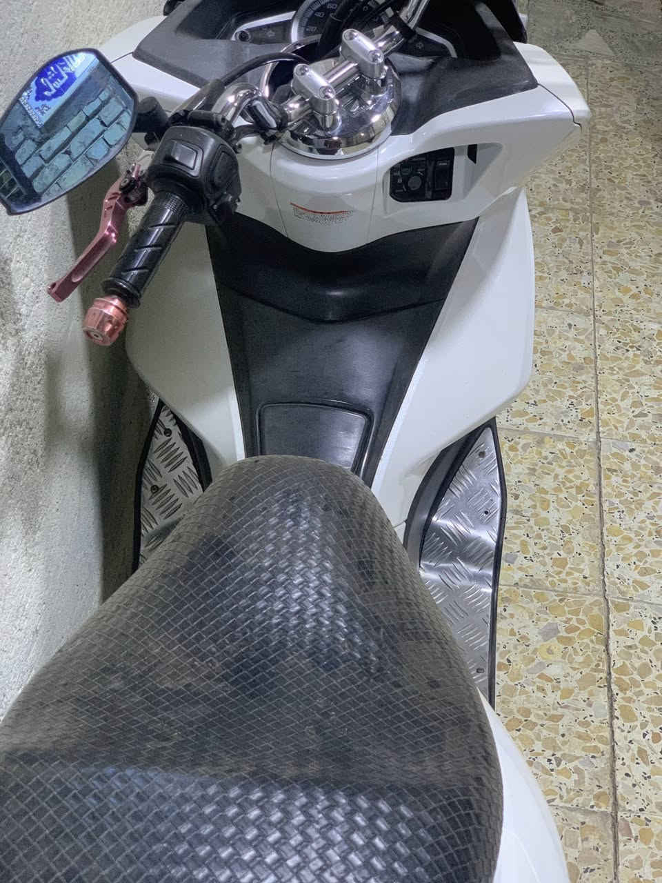 سلام عليكم جيل ثاني ياباني JF

دراجة جديده حيل صالها 3 اشهر نازله من رمبه لون ابيض شذري مكينه مكفوله برغي ما مفتوح بيها شلعه معدل تخبل كفرات بلادي ولا قطعه تجاري  ولا تكحيل ولا مشخطه ماشيه 37 الف حتى تاير بعدهن بخطهن حساس ستان حساس زدحام جهاز نذار سرقة مري اصلي و تجوه بلاديه العده صباين مالتها ما بيها نقص جاهزه  بانزين محسن دهن مؤتل دراجة مال جناي أورقها كامله السعر 16 بيها مجال بسيط شراي يتصل *********** 

ملاحظه فقط بيها فطرين موضحات بل صور صغار ما مبينات للمصداقيه ذكرتهن
