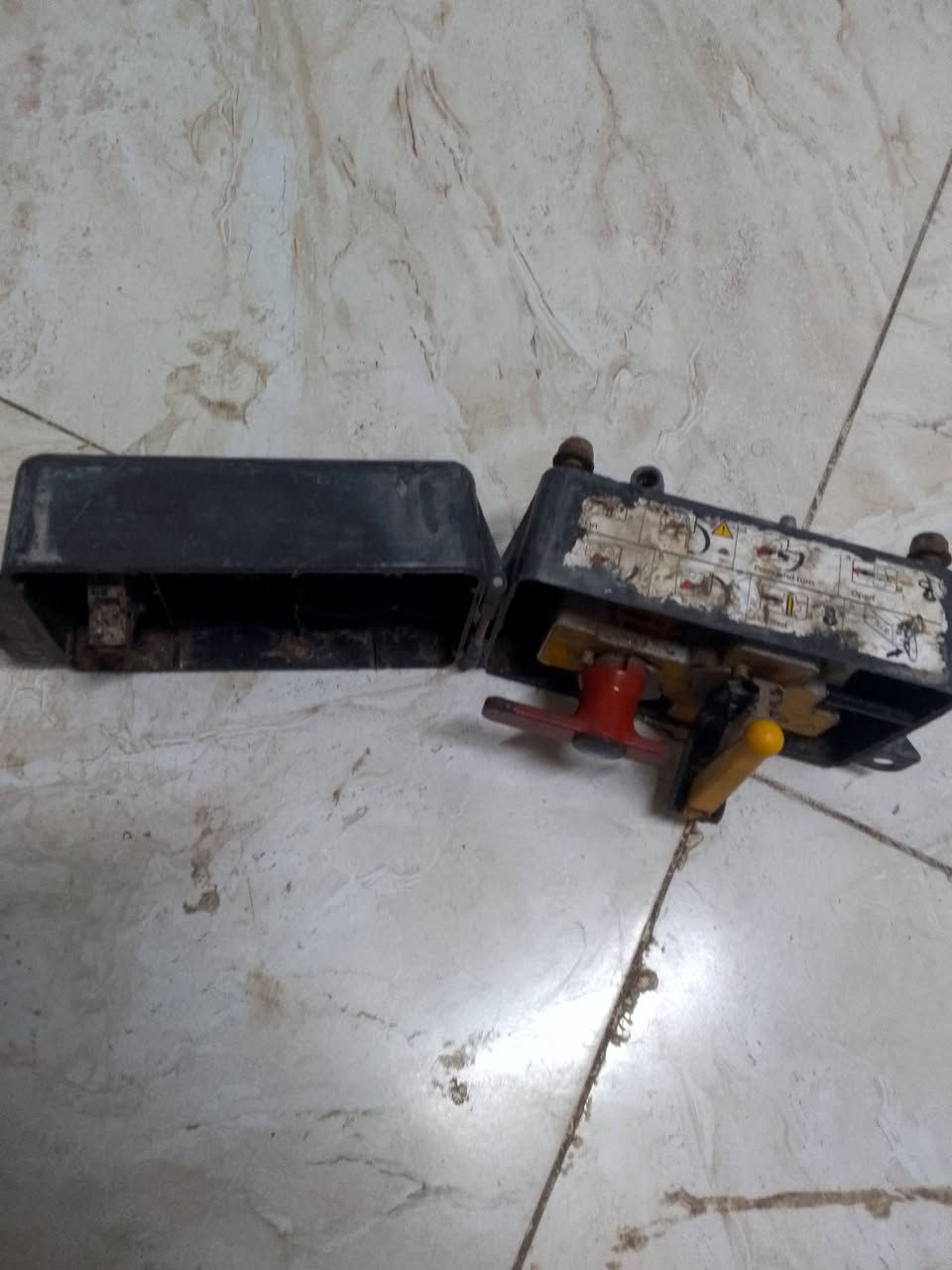 للبيع يده ساحبه جحوتيه بلاديه شغاله قفله شغال***********

