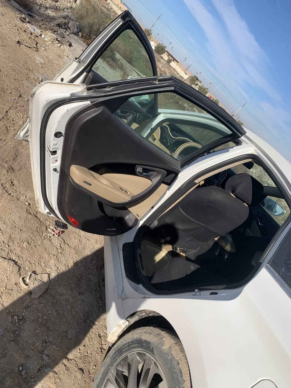 السلام عليكم عندي ازيره موديل 16 فول موصفات ماعده البنراما ماشيه ٩٠ الف حقيقي كير ومكينه مكفولات وضع شركه وارد امريكي سياره جاهزه من كلشي *********** مكان بغداد
