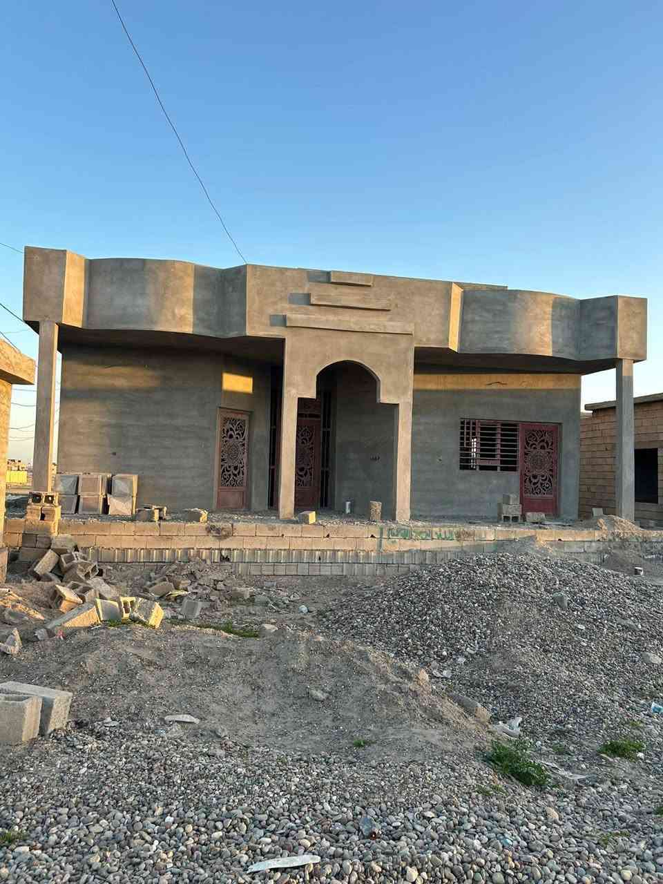 السلام عليكم ورحمة الله وبركاته    هيكل  للبيع زراعي مساحة القطعه ٣٥٠ البناء ١٧٠ متر يتكون من ٢ غرف نوم مطبخ وهول وربعه وصحيات خارجيه وداخليه هيكل كامل من خارج لبخ ناعم مال صبغ شبابيج هم شادله مسس مي مجاري كامل كهرباء مسس بيع مستعجل الشراي شوف عين بل صور هيكل كامل سيراميك بل طرمه مشمور السعر خاص للاستفسار على الرقم وحياكم الله المكان العلم روتانا ***********
