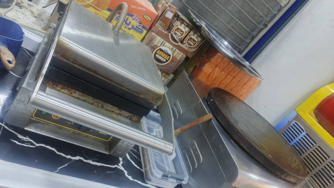 جهاز وافل فرنسي + كريب صيني 
مستخدم نظيف للبيع موجود توصيل 
*********** قيمم سعرهن
