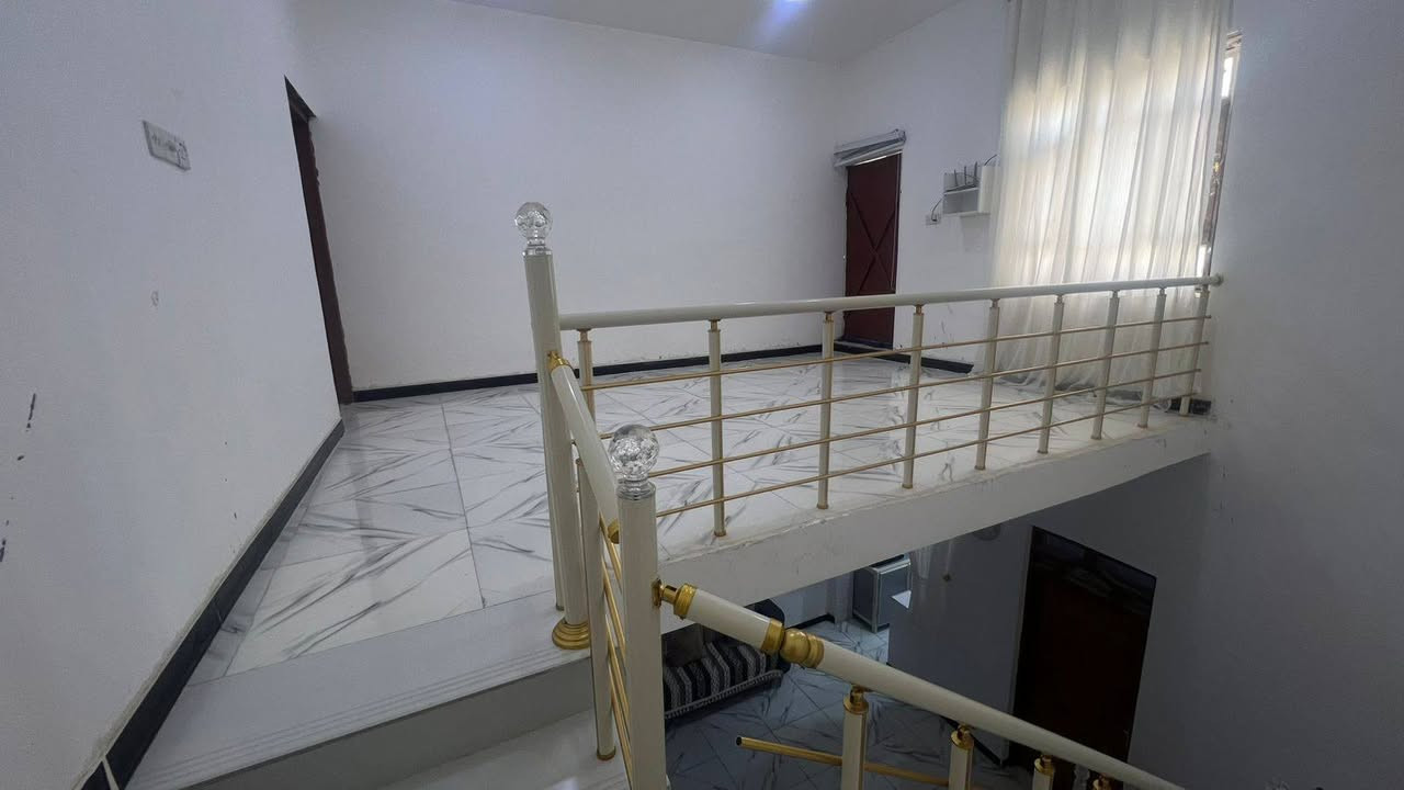 سلام عليكم 
بيت للبيع كلش مرتب مساحه 120 قاطين عشارع وجه يم الحريه بي 3غرف وحده جوه زثنين فوك فوك وحده كامله وثانيه بعدهي صحيات فوك وجوه دونيه مطبخ ***********. السعر 65
