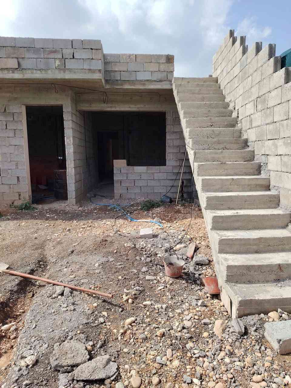 سلام عليكم هيكل كامل  مساحة الارض ٣١٨ م مساحة البناء ١٢٠ م   متكون من
٢ غرفه وصاله  ومطبخ واستقبال ومجمع صحيات وترك ورا البيت درج خارجي

 كهربائيات كامله

لبغ جص كامل
المجاري كامل 

دفن كامل

البواري مشتريهن حاضرات بس يحتاج تسويهن

بئر ماء مشترك ارتوازي 

العنوان يوسف بيك مقابيل الحسينيه بفرع سعرهه ٣٠ وبي مجال بصيط الشراي يخابر ***********
