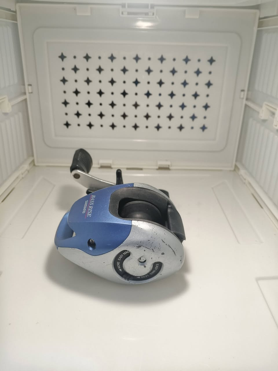 السعر /// 25 /// التوصيل مجاني 
1-الماركة: Shimano (شيمانو اليابانية).
2-الموديل: Bass Rise (الرمز المكتوب على القاعدة RH 390).
3-نوع البكرة: Baitcasting (بكرة دوارة علوية).
4-نظام الكبح: مزودة بنظام Easy Mag (فرامل مغناطيسية)، وهو يساعد في تقليل "التعشيش" أو اشتباك الخيط أثناء الرمي.
5-جسم البكرة: مصنوع من الجرافيت المقوى مع أجزاء من الألمنيوم لتقليل الوزن.
6-جهة المقبض: يمين (Right Hand)


**إذا كنت صاحب هذا الإعلان وتريد حذفه لأي سبب، رجاءا أرسل رسالة إلى الدعم الفني**