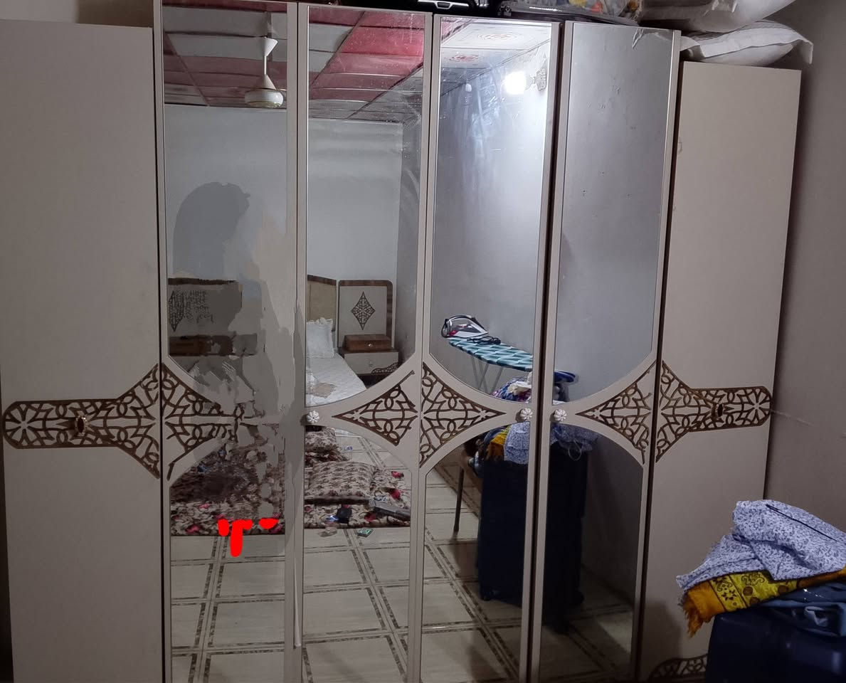 السلام عليكم ورحمة الله غرفة اخشاب استعمال قليل 8 قطع
للبيع 
الشراي يتواصل ع الرقم ***********
