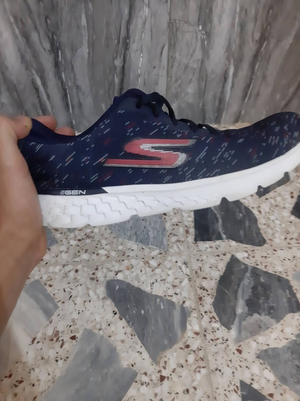 حذاء سكيتشرز أصلي بحالة الوكالة (Skechers GO RUN Consistent)

​للبيع حذاء رياضي أصلي 100% من ماركة سكيتشرز العالمية. هذا الإصدار ينتمي للفئة الاحترافية GO RUN المصممة خصيصاً لتحمل الاستخدام الشاق وتوفير دعم فائق للمفاصل والركبة أثناء المشي الطويل أو الجري

​

​الحذاء خفيف الوزن بشكل ملحوظ ومريح للمشي يفيد الرياضيين والي توجعة رجلة ب المشي 

​مواصفات وتفاصيل القطعة:

​الماركة والموديل: Skechers GO RUN Consistent (أصلي 100%).

​الحالة: نظيف جداً ومعدل بحالة الوكالة ، النعل والحواف البيضاء نظيفة تماماً، القماش والفرشة الداخلية بحالتها الأصلية وبدون أي عيوب أو شقوق

​القياس: 40.

​المميزات: وزن خفيف جداً، تكنولوجيا امتصاص الصدمات لحماية الركبة، ومزود بفتحة خلفية لسهولة الارتداء والخلع السريع.

​تفاصيل السعر والشحن

​السعر المعروض: 75 ألف دينار وبي مجال

​للتواصل والطلب: يرجى المراسلة عبر الرسائل الخاصة او التواصل على الرقم واتساب موجود
***********
