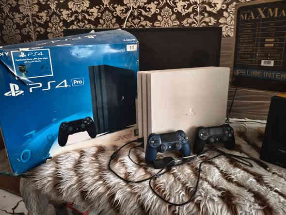 سلام عليكم بلي فور برو ابيض مهكر ابو لقطعه ذاكرة واحد تيرة مكفول ممفتوح ملحقات كاملة اصلية يدات ثنين اصلي وحدة وثانية عادي يحتوي على العاب مميزة الجديدة السعر  ٣١٥ مكاني الشعلة رقمي ***********
