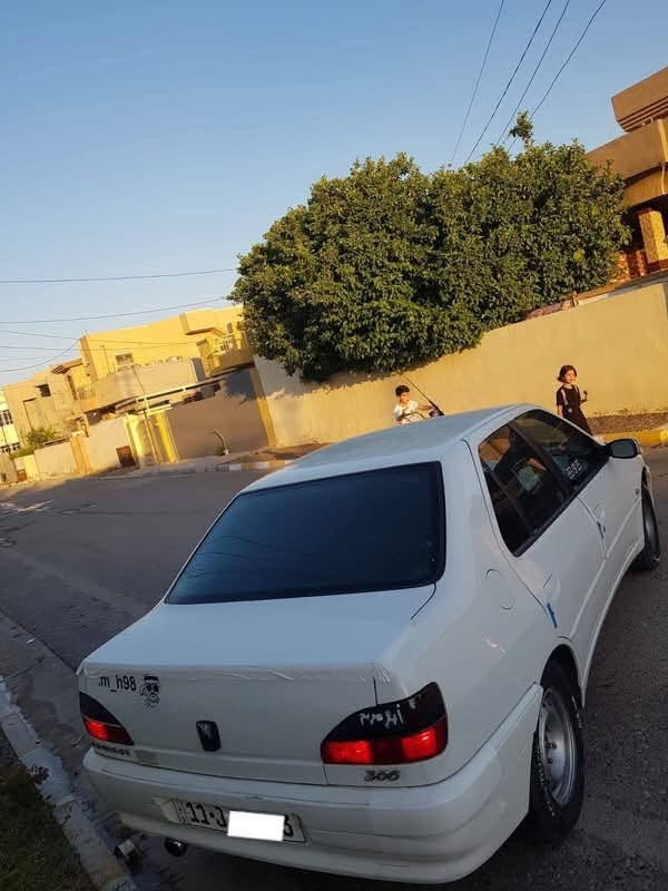 السلام عليكم ورحمة الله للبيع بيجو 306 رقم بغداد دولي شرط التحويل نضيفه صبغ فقط البونيد بدون ضربه شرط و الباقي كلين ولا شخط تايرات جديد محرك كير جديد كلها جديده السياره ايرباك سليم السياره مكفوله كفاله عامه عن الضربه و الصبغ و المعجون ماعدا البونيد 
السعر المطلوب 53  مكانها الشرقاط
رقم الهاتف ***********
