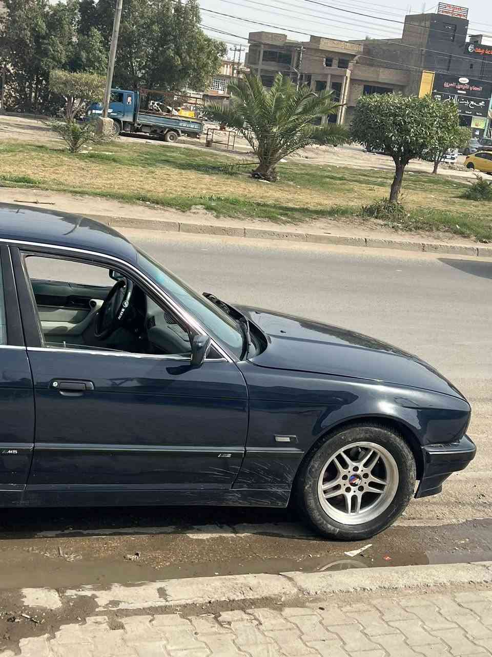 السلام عليكم 
Bmw525
1992موديل 
محركها مسكر فانوس لا تنقيص ولا تبخير 
كيرها حلو وتميرتة حلو 
صدرها زين بس الدبلات نصزعمر 
تبريدها ناقصة بس غاز 
تخم تاير وتخم ويل ام 
سيارة بيها طخة بالجاملغ الي عكس السايق ومصلحة 
سيارة سنتر لوك شغال وتصعيد جام وية التقفيل سيارة حلوة 
داخلها رصاصي ملكي 

السعر60 وبيها مجال وما متواجد عل عل فيس بوك بس عندي واتساب 
*********** بي واتساب 
***********
السيارة مكانها بغداد الغزالية
