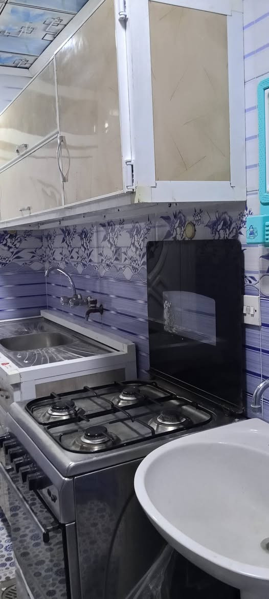 السلام عليكم
مشتمل لإيجار
متكون من ثلاث غرف نوم وهول ومطبخ صغير وصحيات موثق بالكامل من أثاث ومكيفات ومبردات الموقع في حي الزهور كما مصور بالفديو بدون خط مولدة بمساحه ٩٤م وسعر الايجار ٦ ورقات $ مع دفع تأمينات عن ضرر بالاثاث والأجهزة الكهربائية والاستفسار أكثر الاتصال على الرقم 
***********
***********
